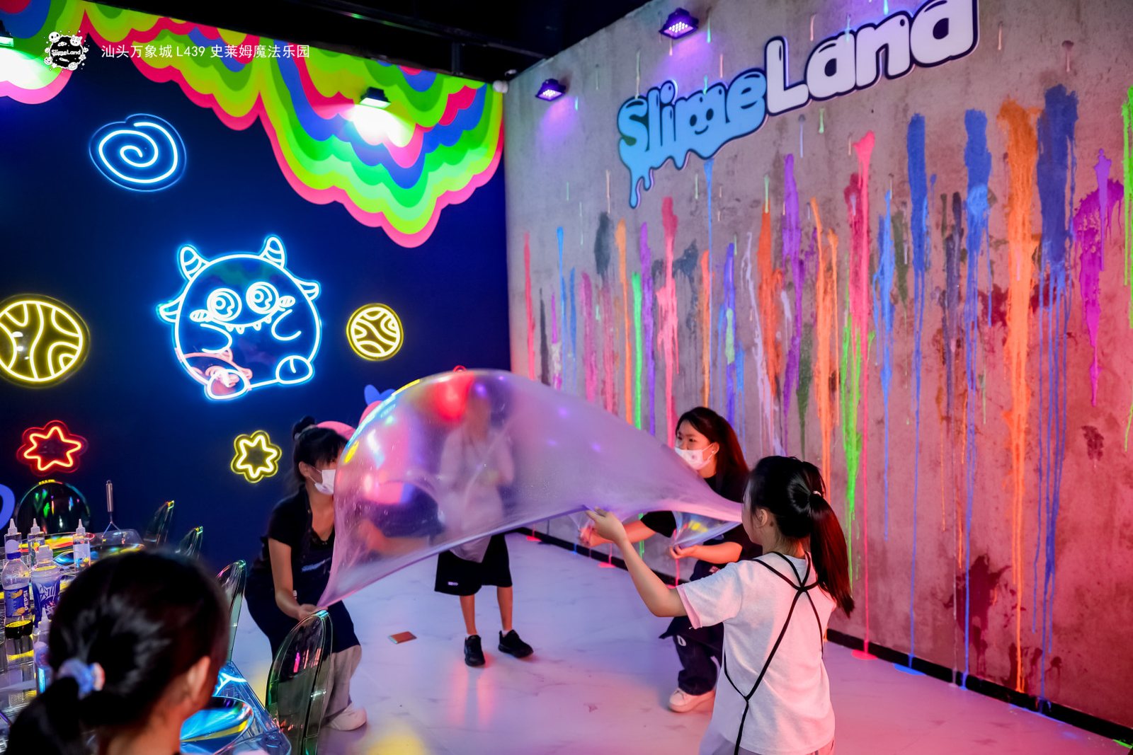 Luminous slime studio with glowing slime activity
